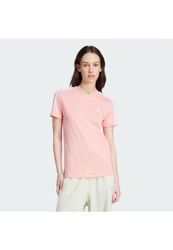 Adidas - Essentials Slim 3-Stripes Tee. Kolor: różowy, biały, wielokolorowy. Sport: taniec, joga i pilates