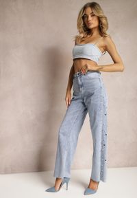 Renee - Jasnoniebieskie Szerokie Jeansy z Perełkami i Nitami na Bokach Nogawek Nisla. Okazja: na co dzień. Stan: podwyższony. Kolor: niebieski. Wzór: aplikacja. Styl: casual, wizytowy