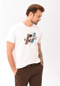 Volcano - Biały t-shirt z printem, Comfort Fit, T-SITE. Okazja: na co dzień. Kolor: biały. Materiał: jeans, bawełna, materiał. Długość rękawa: krótki rękaw. Długość: krótkie. Wzór: nadruk. Styl: klasyczny, casual, sportowy #1