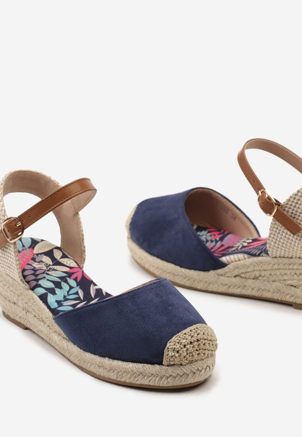 Renee - Granatowe Sandały Espadryle z Plecionką na Niewysokim Koturnie Debranella. Okazja: do pracy. Nosek buta: okrągły. Zapięcie: klamry. Kolor: niebieski. Materiał: len, jedwab. Sezon: lato. Obcas: na koturnie. Styl: elegancki. Wysokość obcasa: średni
