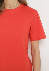 Born2be - Czerwony Bawełniany T-shirt o Luźnym Kroju z Krótkim Rękawem Adalria. Okazja: na co dzień. Kolor: czerwony. Materiał: bawełna. Długość rękawa: krótki rękaw. Długość: krótkie. Styl: klasyczny, elegancki, casual #4