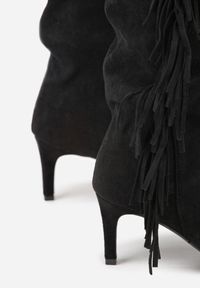 Renee - Czarne Kozaki na Szpilce w Stylu Boho Ozdobione Frędzlami Mevinavia. Okazja: na co dzień. Kolor: czarny. Materiał: jeans. Wzór: aplikacja. Sezon: lato. Obcas: na szpilce. Styl: boho #5