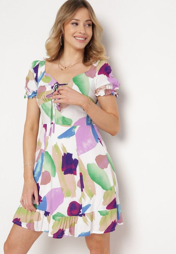 Born2be - Biało-Fioletowa Wiskozowa Sukienka z Krótkim Rękawem i Sznurowanym Dekoltem typu Serce Telldora. Okazja: na spacer. Kolor: biały. Materiał: wiskoza. Długość rękawa: krótki rękaw. Styl: elegancki