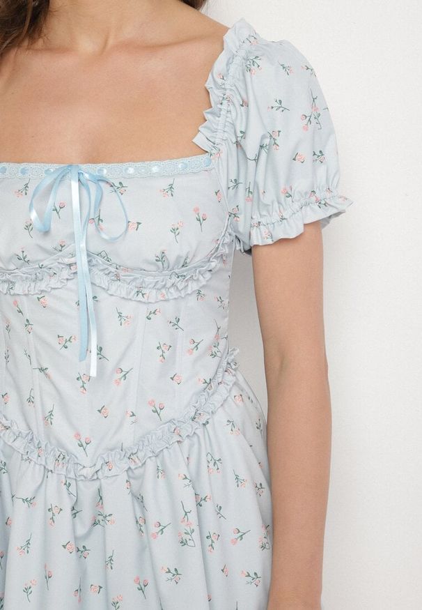 Born2be - Niebieska Sukienka Vices z Bufkami Falbankami i Wiązaniem w Kwiaty Tolalira. Okazja: na co dzień. Typ kołnierza: kołnierz z falbankami. Kolor: niebieski. Materiał: skóra. Wzór: kwiaty. Styl: klasyczny, casual, elegancki