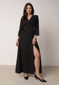 Born2be - Czarna Kopertowa Sukienka Wieczorowa z Metaliczną Aplikacją w Talii Henalana. Okazja: na imprezę. Typ kołnierza: dekolt w serek. Kolor: czarny. Wzór: aplikacja. Typ sukienki: kopertowe. Styl: wizytowy #1