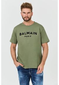 Balmain - BALMAIN Zielony t-shirt Flock&foil T-shirt Bulky Fit. Kolor: zielony
