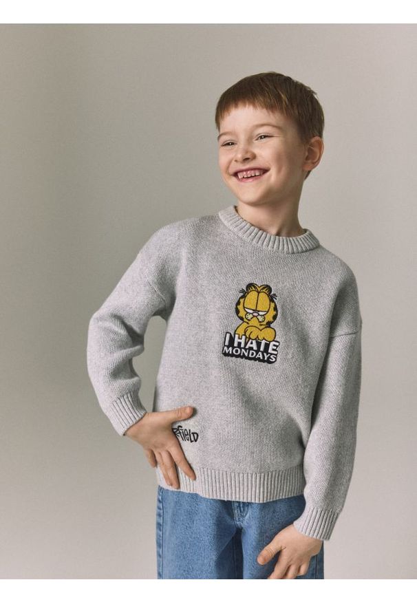 Reserved - Sweter oversize Garfield - jasnoszary. Kolor: szary. Materiał: dzianina, bawełna