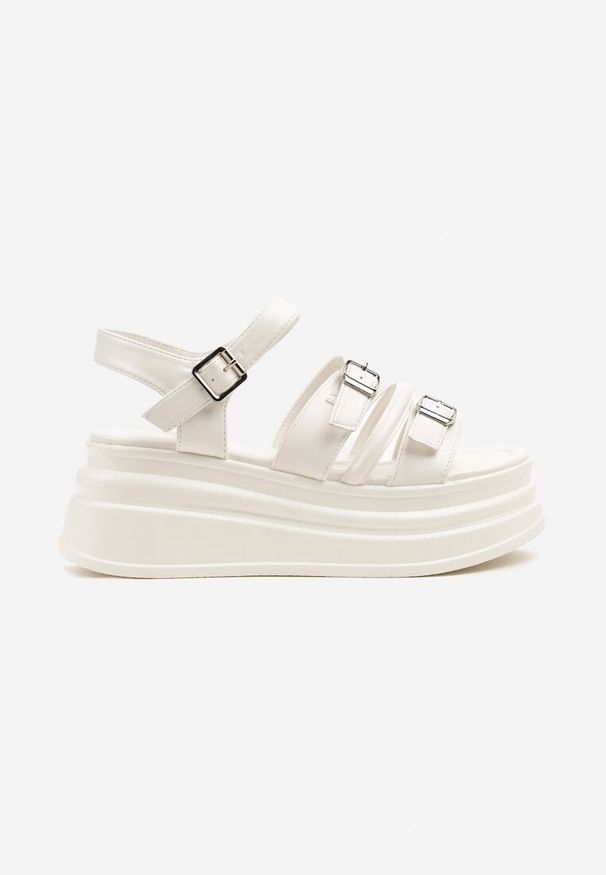 Born2be - Białe Sandały z Klamerkami na Platformie z Tłoczeniami w Rockowym Stylu Alimindra. Nosek buta: otwarty. Kolor: biały. Materiał: jeans. Wzór: aplikacja. Sezon: lato. Obcas: na platformie. Styl: rockowy