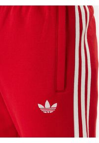 Adidas - adidas Spodnie dresowe 3-Stripes KE3560 Czerwony Slim Fit. Kolor: czerwony. Materiał: syntetyk #4