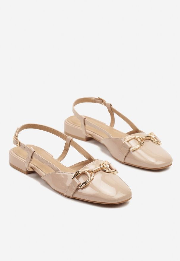 Renee - Beżowe Sandały Lakierowane Slingback Ozdobione Metalową Aplikacją Sonoriana. Okazja: na co dzień. Zapięcie: sprzączka. Kolor: beżowy. Materiał: lakier. Wzór: aplikacja. Obcas: na obcasie. Styl: elegancki, casual. Wysokość obcasa: średni