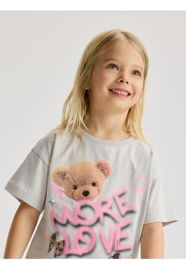 Reserved - Bawełniany t-shirt z nadrukiem - jasnoszary. Kolor: szary. Materiał: bawełna. Wzór: nadruk
