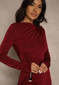 Renee - Bordowa Sukienka Koktajlowa z Marszczeniem i Metaliczną Ozdobą Retanda. Okazja: na randkę, do pracy, na spotkanie biznesowe, na imprezę. Kolor: czerwony. Wzór: aplikacja. Typ sukienki: asymetryczne. Styl: wizytowy #2