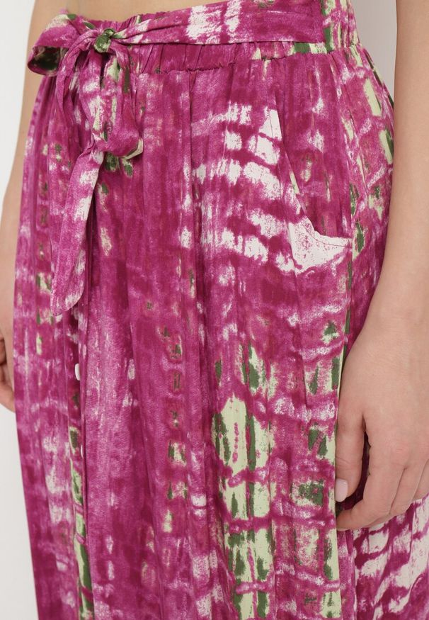 Born2be - Ciemnofioletowa Wiskoza Spódnica o Rozkloszowanym Kroju z Ozdobnymi Guzikami Riogina. Okazja: na co dzień. Kolor: fioletowy. Materiał: wiskoza. Styl: elegancki, casual, vintage, klasyczny