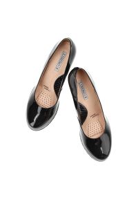 Czarne Czółenka Libero Damskie Buty Na Koturnie. Okazja: do pracy, na spotkanie biznesowe. Kolor: czarny. Materiał: skóra, lakier. Szerokość cholewki: normalna. Wzór: aplikacja. Obcas: na koturnie. Styl: biznesowy #6