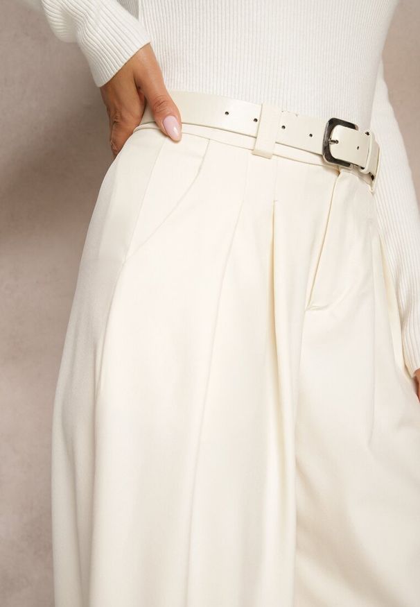 Renee - Beżowe Spodnie Palazzo High Waist z Szerokimi Nogawkami i Paskiem z Metalową Klamrą Oinna. Okazja: do pracy, na co dzień. Stan: podwyższony. Kolor: beżowy. Styl: klasyczny, casual, elegancki