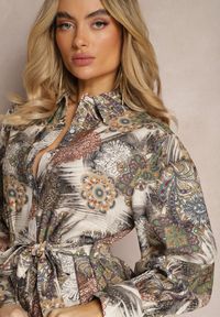 Renee - Niebieska Sukienka o Koszulowym Fasonie Wiązana w Pasie w Ornamentalny Wzór Blikkia. Okazja: na co dzień. Kolor: niebieski. Typ sukienki: koszulowe. Styl: klasyczny, casual, elegancki #3