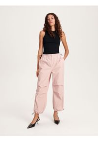 Reserved - Spodnie parachute - jasnofioletowy. Kolor: fioletowy. Materiał: bawełna #1