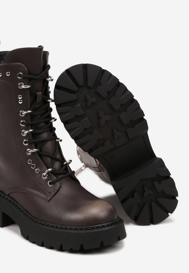 Renee - Brązowe Botki Workery z Ozdobnymi Nitami na Grubej Podeszwie Miataria. Nosek buta: okrągły. Kolor: brązowy. Materiał: skóra, jeans. Styl: rockowy, elegancki