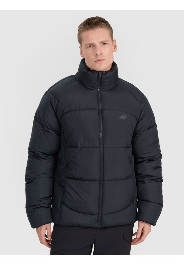 4f - 4F Kurtka puchowa z wypełnieniem syntetycznym męska - czarna S. Okazja: na co dzień. Typ kołnierza: kołnierzyk stójkowy, kaptur. Kolor: czarny. Materiał: puch, syntetyk. Długość: długie. Sezon: zima. Styl: casual, klasyczny, sportowy