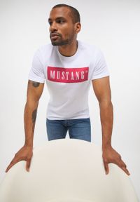 Mustang - MUSTANG STYLE ALEX C LOGO TEE MĘSKI T-SHIRT KOSZULKA LOGO NADRUK GENERAL WHITE 1013223 2045. Okazja: na co dzień. Materiał: bawełna. Wzór: nadruk. Sezon: lato. Styl: casual, elegancki, klasyczny #7