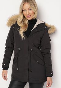 Born2be - Czarna Zimowa Kurtka Parka z Odpinanym Futerkowym Zdobieniem i Kapturem Sialinnea. Okazja: na co dzień. Kolor: czarny. Wzór: aplikacja. Sezon: zima. Styl: klasyczny, casual, elegancki #4
