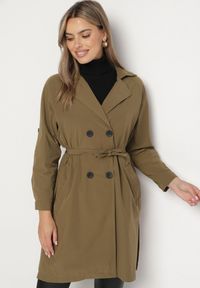 Born2be - Ciemnozielony Dwurzędowy Płaszcz z Bawełną i Regulowanymi Rękawami Ściągany z Tyłu Paskiem Mevalina. Okazja: do pracy. Kolor: zielony. Materiał: bawełna. Styl: klasyczny, elegancki #3