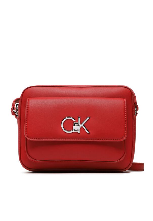 Calvin Klein Torebka Re-Lock Camera Bag With Flap K60K609114 Czerwony. Kolor: czerwony. Materiał: skórzane