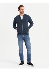 Ombre Clothing - Rozpinana bawełniana bluza męska dresowa bomberka – granatowa V4 - Rozmiar: L. Okazja: na co dzień. Kolor: niebieski. Materiał: dresówka, bawełna. Wzór: aplikacja. Styl: sportowy, casual, elegancki #5