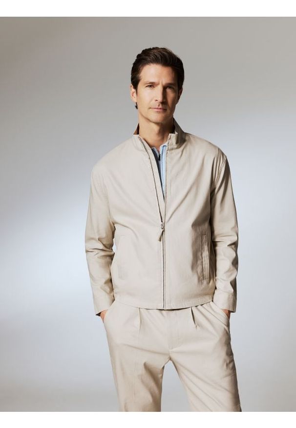 Reserved - Kurtka ze stójką - beżowy. Kolor: beżowy. Materiał: wiskoza, tkanina, len