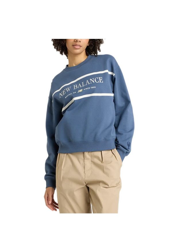 Bluza New Balance WT51923VTI - niebieska. Okazja: na co dzień. Kolor: niebieski. Materiał: bawełna, prążkowany. Wzór: napisy, aplikacja. Styl: sportowy, klasyczny, casual