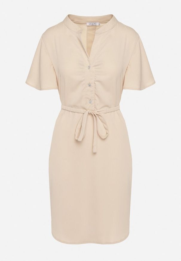 Born2be - Beżowa Sukienka Trapezowa z Koszulową Górą i Materiałowym Paskiem w Talii Vikiiona. Okazja: na spotkanie biznesowe. Typ kołnierza: dekolt w kształcie V. Kolor: beżowy. Materiał: materiał. Długość rękawa: krótki rękaw. Typ sukienki: trapezowe, koszulowe. Styl: biznesowy