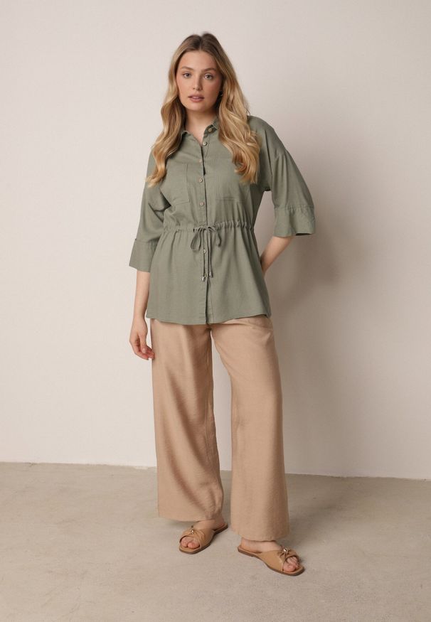 Born2be - Zielona Koszula z Bawełną i Lnem Ozdobiona Wycięciami i Ściągana w Pasie Harwinds. Okazja: do pracy, na co dzień. Kolor: zielony. Materiał: bawełna, len. Wzór: aplikacja. Styl: klasyczny, casual