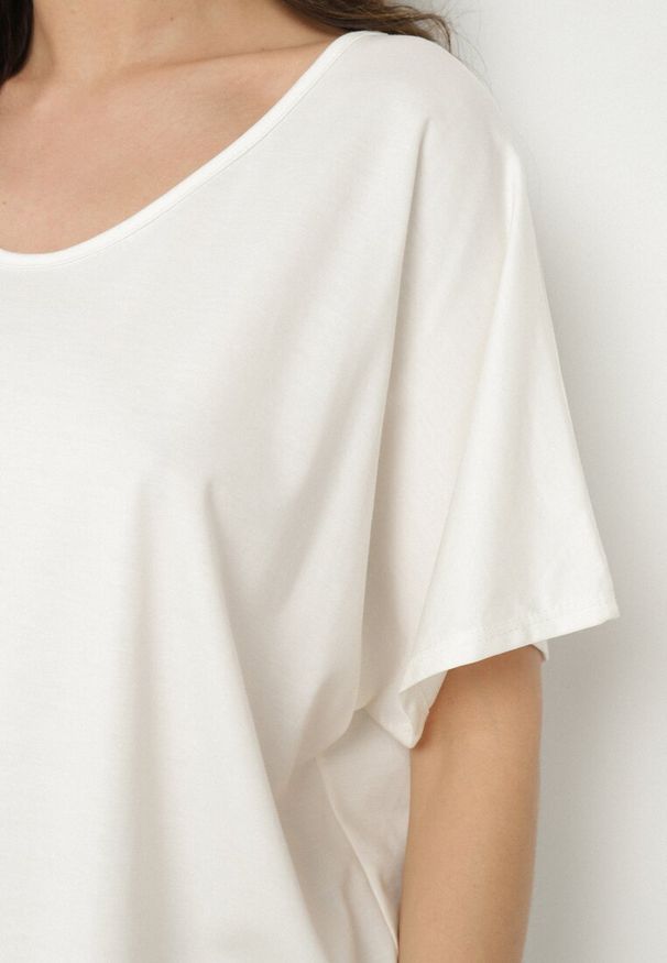 Born2be - Biały T-shirt z Wiskozą o Kroju Nietoperza Liosma. Okazja: na co dzień. Typ kołnierza: dekolt w serek. Kolor: biały. Materiał: wiskoza. Styl: casual, klasyczny