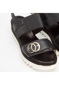 Wittchen - Damskie sandały skórzane z grubą gumką. Nosek buta: okrągły. Zapięcie: pasek. Kolor: czarny. Materiał: skóra. Wzór: aplikacja. Sezon: wiosna, lato. Obcas: na platformie. Styl: elegancki #8