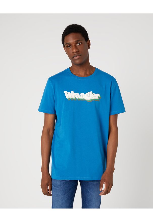 Wrangler - WRANGLER GRAPHIC TEE MĘSKI T-SHIRT KOSZULKA Z NADRUKIEM LOGO DEEP WATER W753EE69F. Wzór: nadruk