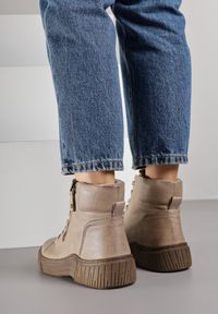 Born2be - Ciemnobeżowe Sportowe Botki ze Sznurowaną Cholewką i Ozdobnym Suwakiem Ezilare. Kolor: beżowy. Materiał: dzianina, futro, jeans. Szerokość cholewki: normalna. Styl: sportowy #3