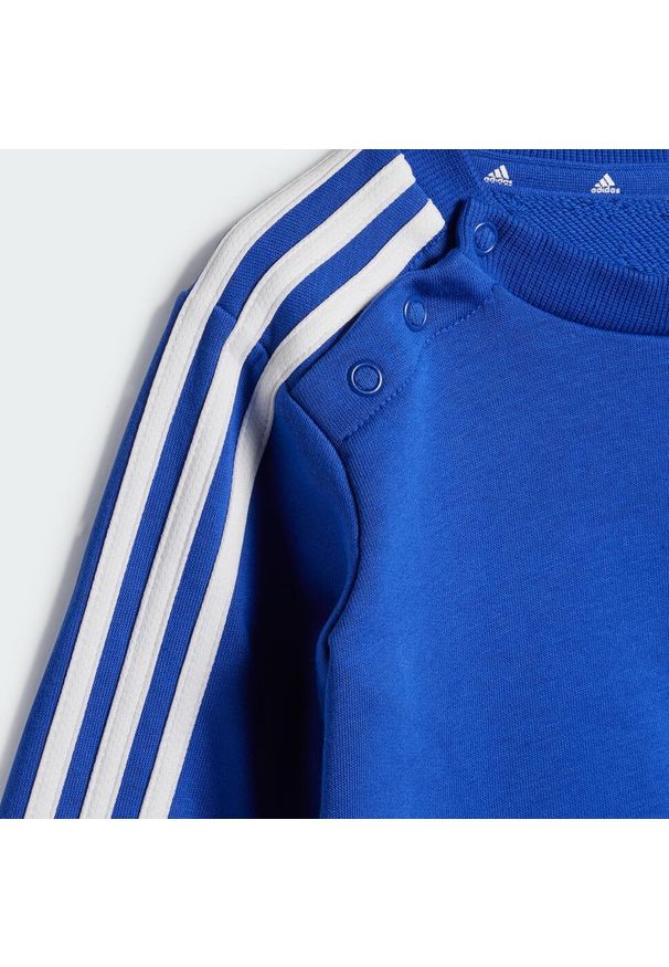 Adidas - Zestaw Essentials 3-Stripes Jogger Kids. Kolor: biały, wielokolorowy, niebieski. Materiał: dresówka, materiał