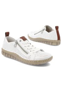 Półbuty damskie Rieker, cholewka ze skóry ekologicznej perforowana powierzchnia wiązany fason z bocznym zamkiem, białe, N2405-80. Zapięcie: zamek. Kolor: biały. Materiał: skóra ekologiczna. Szerokość cholewki: normalna #6