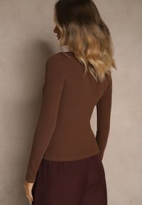 Renee - Brązowa Bawełniana Bluzka Longsleeve z Prążkowanej Tkaniny z Guziczkami Amandria. Okazja: na co dzień. Kolor: brązowy. Materiał: tkanina, prążkowany, bawełna. Długość rękawa: długi rękaw. Styl: casual #3