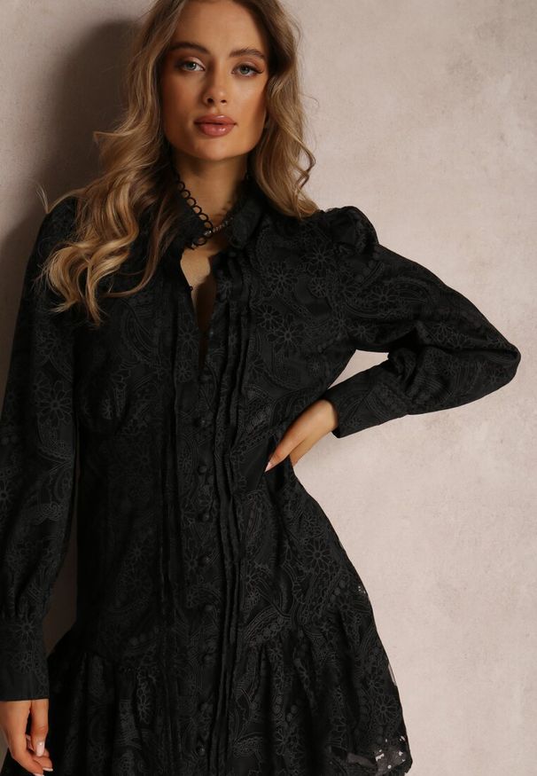 Renee - Czarna Sukienka Zeeney. Typ kołnierza: kołnierzyk stójkowy. Kolor: czarny. Materiał: koronka. Wzór: ażurowy, aplikacja. Styl: klasyczny. Długość: mini