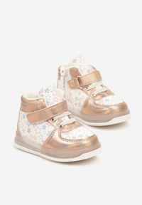 Born2be - Złote Płaskie Buty Sportowe Sneakersy ze Skórzaną Wkładką w Gwiazdki z Brokatem Jocelv. Okazja: na uczelnię, na co dzień. Kolor: złoty. Materiał: skóra. Wzór: aplikacja. Sezon: wiosna, jesień. Styl: sportowy
