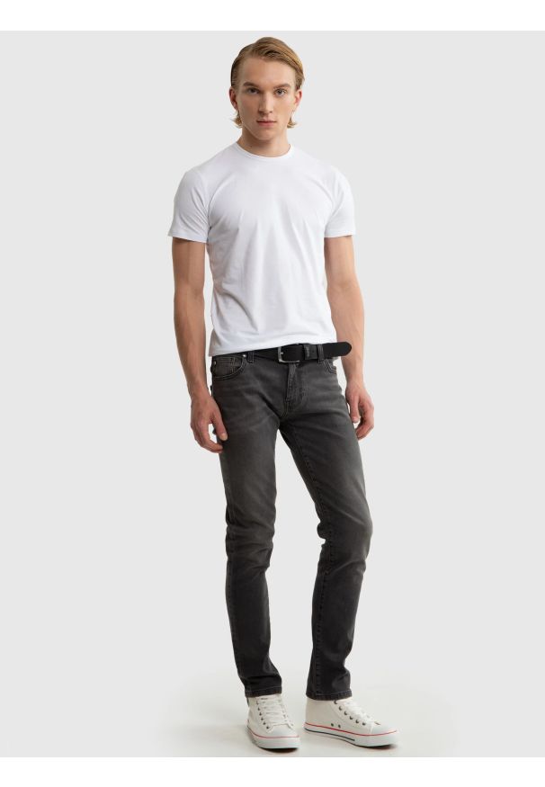 Big-Star - Trampki męskie wysokie białe JJ174602 101. Wysokość cholewki: przed kolano. Zapięcie: pasek. Kolor: biały. Materiał: guma, bawełna. Szerokość cholewki: normalna. Wzór: aplikacja. Styl: klasyczny