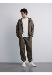 Reserved - Spodnie dresowe comfort fit - jasny zielony. Kolor: zielony. Materiał: dresówka