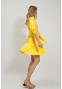 Nife - Wiskozowa koszulowa sukienka z falbaną wiązana w pasie żółta. Kolor: żółty. Materiał: wiskoza. Typ sukienki: koszulowe