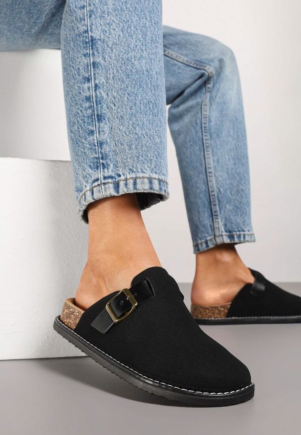 Born2be - Czarne Klapki Chodaki z Paskiem z Klamerką Alisttia. Kolor: czarny. Materiał: jeans. Obcas: na płaskiej podeszwie