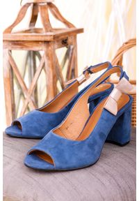 Maciejka - Niebieskie sandały maciejka skórzane na szerokim słupku z kokardką 04611-17/00-1. Kolor: niebieski. Materiał: skóra. Obcas: na słupku #2