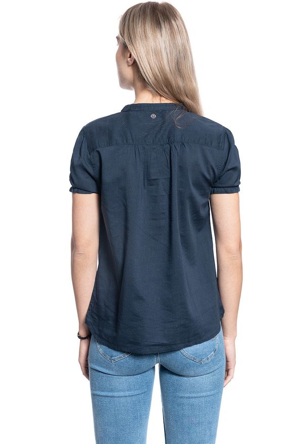 Mustang - KOSZULA DAMSKA MUSTANG Elsa Basic Blouse BLUE NIGHTS 1009453 4085. Typ kołnierza: kołnierzyk stójkowy. Materiał: materiał. Długość rękawa: krótki rękaw