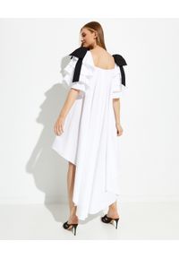 CAROLINE CONSTAS - Asymetryczna sukienka Fiona. Typ kołnierza: kokarda. Kolor: biały. Typ sukienki: asymetryczne. Długość: mini #6