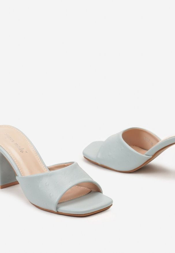 Renee - Jasnoniebieskie Klapki na Obcasie z Szerokim Paskiem Nezewia. Okazja: na plażę. Nosek buta: otwarty. Kolor: niebieski. Sezon: lato. Obcas: na obcasie. Styl: elegancki. Wysokość obcasa: średni