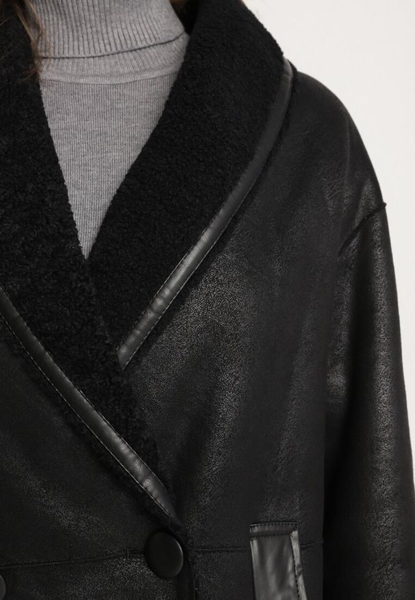 Born2be - Czarna Kurtka Biker o Kroju Marynarki Ocieplona Futerkiem Typu Baranek Saliria. Okazja: na co dzień. Kolor: czarny. Materiał: futro. Styl: casual, elegancki